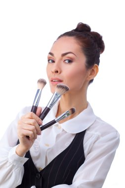 Makyaj fırçaları kadınla. Tüm beyaz arka plan üzerinde izole.