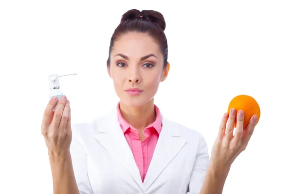 Apotheke. Pillen oder Früchte, zwei Vitaminquellen. alles isoliert auf weißem Hintergrund. — Stockfoto