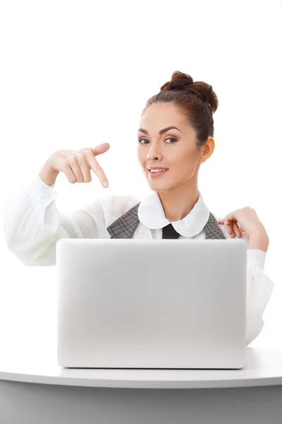 Bussines woman smiling showing white blank sign laptop — Stock Photo, Image