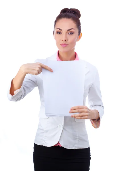 Una donna d'affari sicura con un cartello bianco sulla lavagna. Tutto isolato su sfondo bianco . — Foto Stock