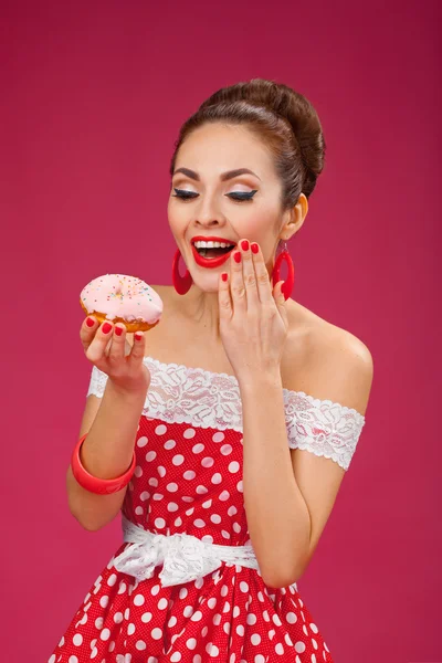 Happy Woman Holding Pink Donut (em inglês). Pin-up estilo retro . — Fotografia de Stock