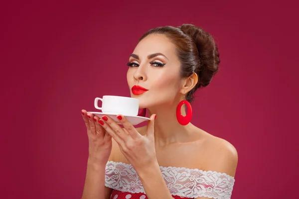 Mujer feliz sosteniendo una taza de té. Estilo retro Pin-up . — Foto de Stock