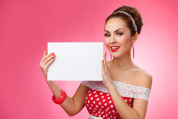 Happy Woman Holding Blank Card. Pin-Up estilo retro . —  Fotos de Stock