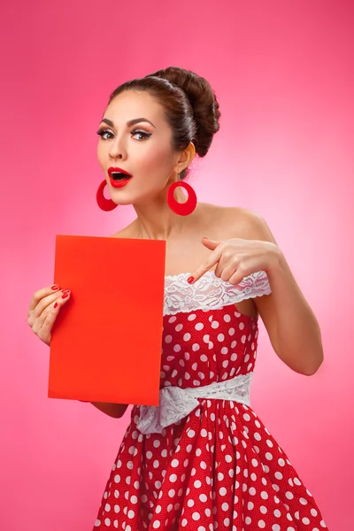 Happy Woman Holding Blank Card. Pin-Up estilo retro . — Fotografia de Stock