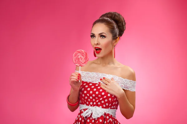 Gelukkig Lollipop vrouw Holding rood. Pin-up retro stijl. — Stockfoto