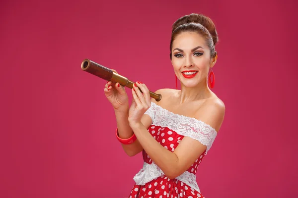 Teleskop tutan mutlu kadın. Pin-Up Retro tarzı. — Stok fotoğraf