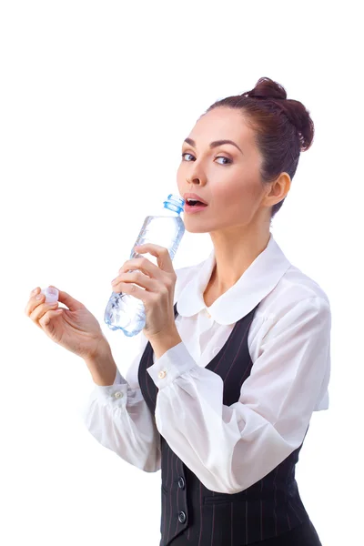 Selbstbewusste Geschäftsfrau, die aus einer Wasserflasche trinkt. alles isoliert auf weißem Hintergrund. — Stockfoto