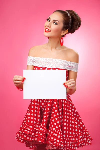 Šťastná žena držící prázdné karty Pin-Up Retro styl. — Stock fotografie