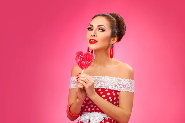 Happy Woman Holding red Lollipop Shape of Heart. Pin-up retro style. — Stock Photo, Image