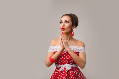 Mutlu kadın poz Studio, duygu şaşırttı. Pin-up retro tarzı.