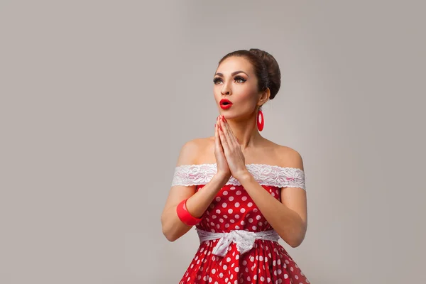 Šťastná žena pózuje v ateliéru, překvapil emoce. Pin-up ve stylu retro. — Stock fotografie