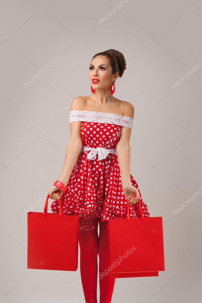 Mujer feliz sosteniendo bolsas de compras. Estilo retro Pin-up .:  fotografía de stock © dimabl #69793045 | Depositphotos