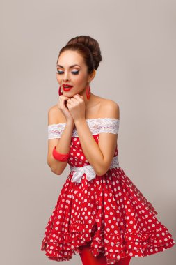 Mutlu kadın poz Studio, duygu şaşırttı. Pin-up retro tarzı.