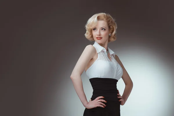 Pin-up kızı genç ve güzel bir kadın portre gri arka plan üzerinde