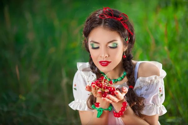Sensuele meisje met rode lippen spelen cherry, pin-up retro stijl — Stockfoto