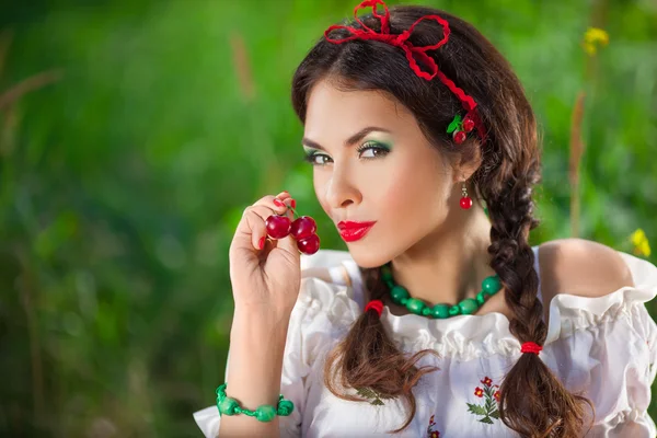 벚꽃, 핀 업 복고풍 스타일을 재생 하는 붉은 입술으로 관능적인 여자 — 스톡 사진