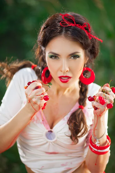 Chica sensual con labios rojos jugando cereza, pin-up estilo retro — Foto de Stock