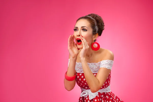 Mulher feliz gritando, isolado em fundo branco. Pin-up estilo retro — Fotografia de Stock