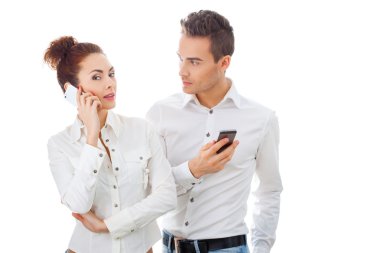 genç bir çift mobil telefonda konuşurken