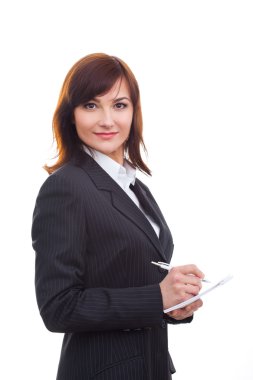 Gülümseyen ve kameraya bakarak Not, üst düzey bir işkadını. Beyaz arka plan üzerinde izole.