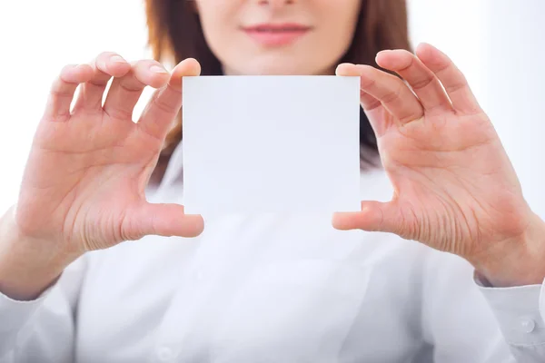 Empresaria sosteniendo una tarjeta en blanco —  Fotos de Stock