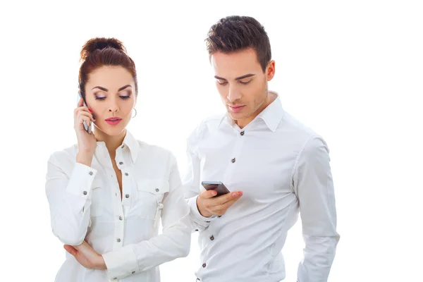 Casal jovem conversando no telefone celular — Fotografia de Stock