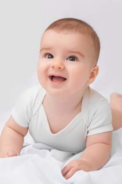 Leuke glimlachende babyjongen op witte achtergrond — Stockfoto