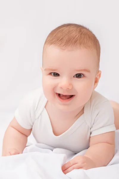 Leuke glimlachende babyjongen op witte achtergrond — Stockfoto