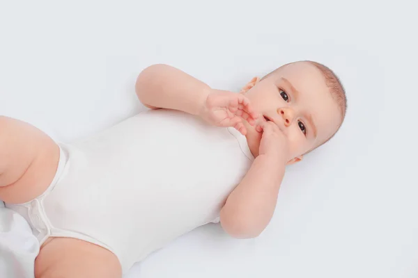 Kleine kind baby bed inbegrepen — Stockfoto