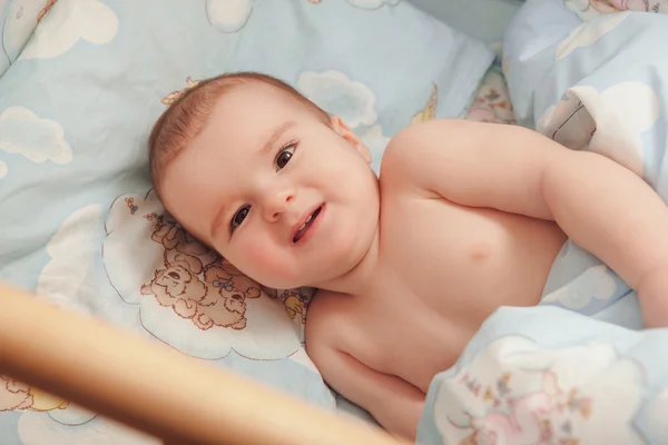 Petit enfant bébé souriant au lit — Photo