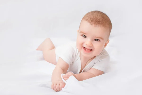 Mignon bébé garçon souriant sur fond blanc — Photo