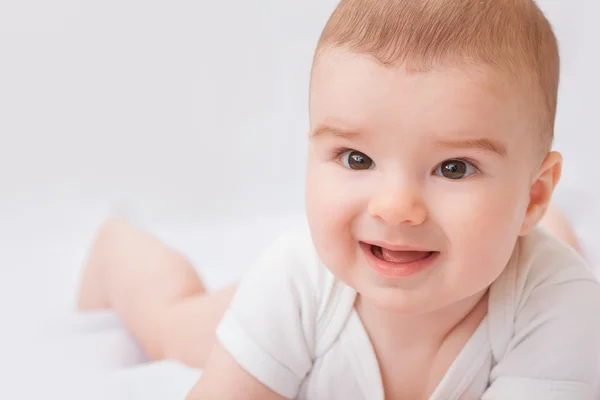 Mignon bébé garçon souriant sur fond blanc — Photo