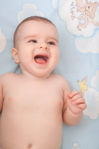 Kleine kind baby lacht in bed — Stockfoto