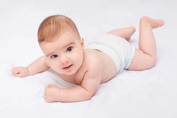 Mignon bébé garçon souriant sur fond blanc — Photo