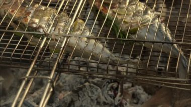 Kızartma tepsisindeki sıcak balık