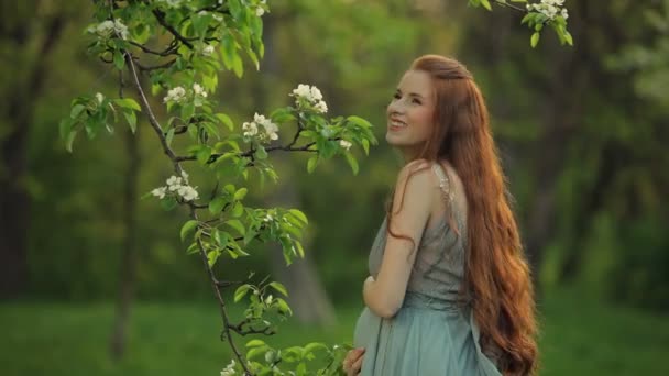 Jonge zwangere vrouw ontspannen en genieten van het leven in de natuur — Stockvideo