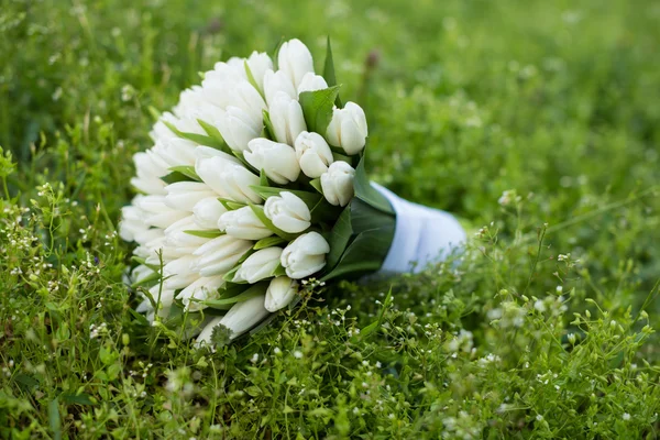 Primo piano del bouquet da sposa sull'erba — Foto Stock