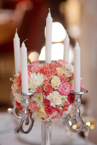 Bruiloft bloemen decoratie whit kaarsen — Stockfoto
