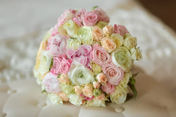 ソファの上の花嫁の花束 — ストック写真