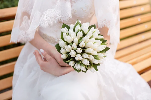 El ramo de boda en las manos de la novia — Foto de Stock