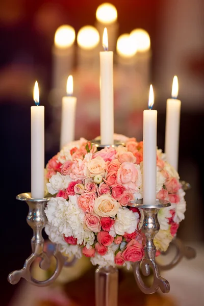 Bruiloft bloemen decoratie whit kaarsen — Stockfoto