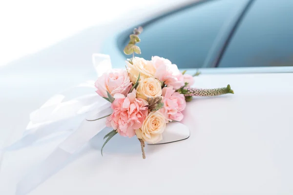 Auto da sposa di lusso decorata con fiori — Foto Stock