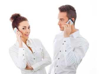 genç bir çift mobil telefonda konuşurken