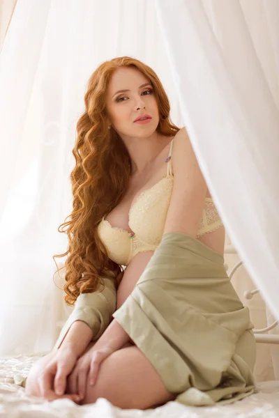 自宅のベッドに座っている美しい若い妊婦 — ストック写真