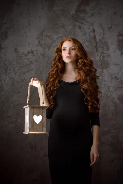 Красивая беременная женщина концептуальное фото — стоковое фото