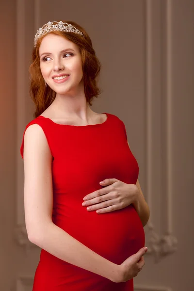 Mulher grávida em vestido vermelho — Fotografia de Stock