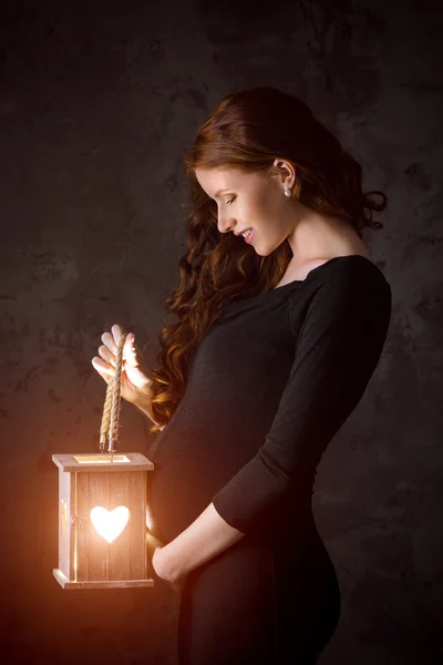 Mujer embarazada hermosa disfruta de una nueva vida —  Fotos de Stock