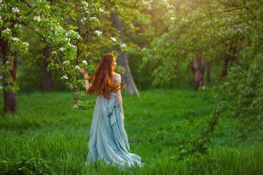 Çiçek açan bahçede güzel bir kadın