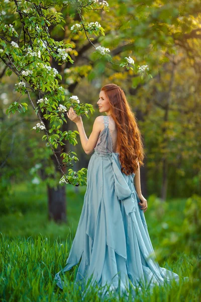 Jonge zwangere vrouw ontspannen en genieten van het leven in de natuur — Stockfoto