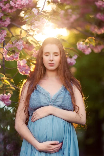 Mujer embarazada joven relajarse y disfrutar de la vida en la naturaleza — Foto de Stock